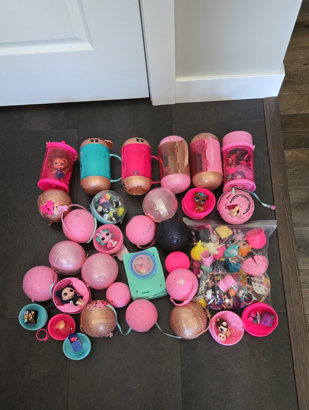 L.O.L. Surprise! Pink & Teal Doll Capsules and Mini Dolls Set